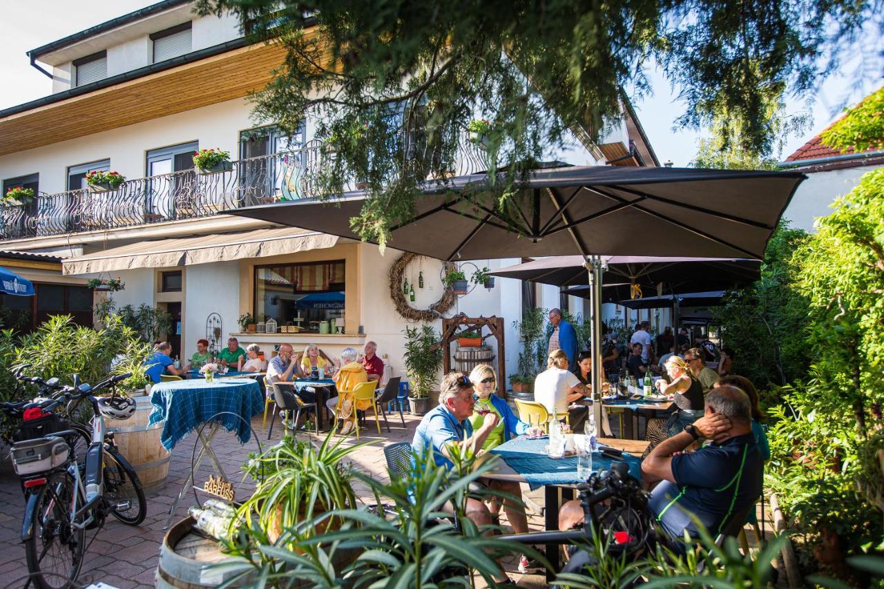 Pension Julia & Haus Elisabeth - Wallner'S Hofheuriger & Weinhof Mörbisch am See Dış mekan fotoğraf