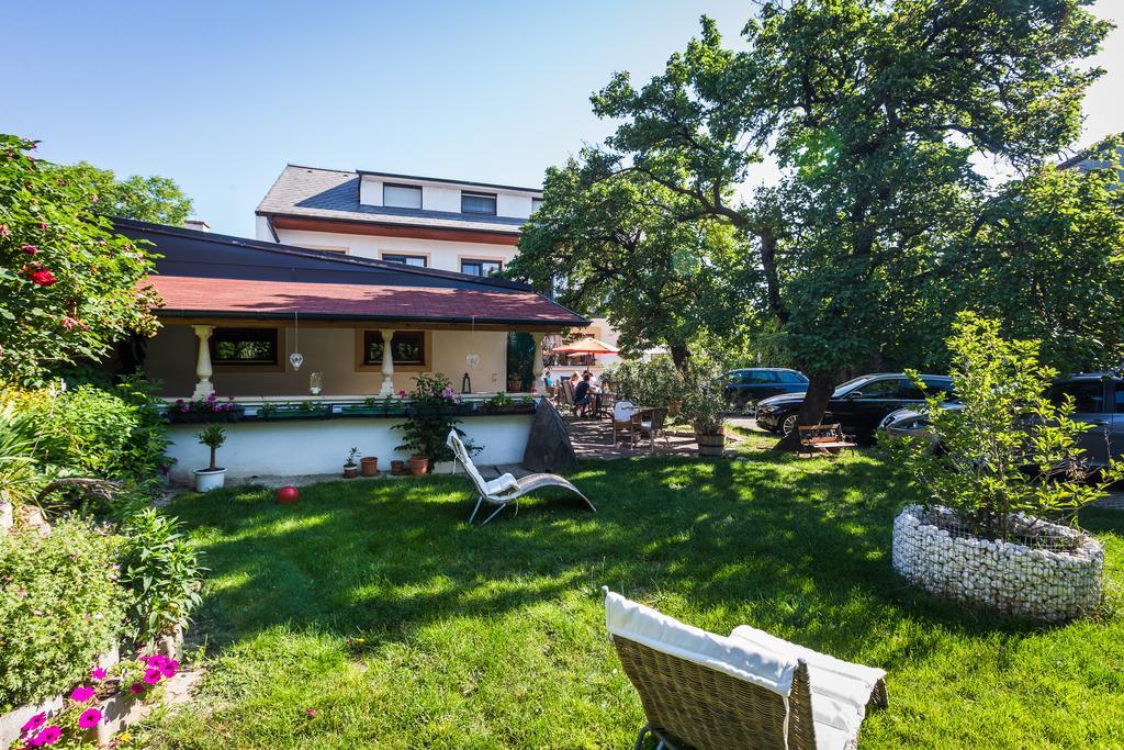 Pension Julia & Haus Elisabeth - Wallner'S Hofheuriger & Weinhof Mörbisch am See Dış mekan fotoğraf