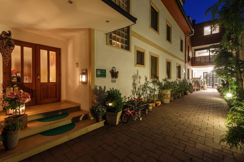 Pension Julia & Haus Elisabeth - Wallner'S Hofheuriger & Weinhof Mörbisch am See Dış mekan fotoğraf