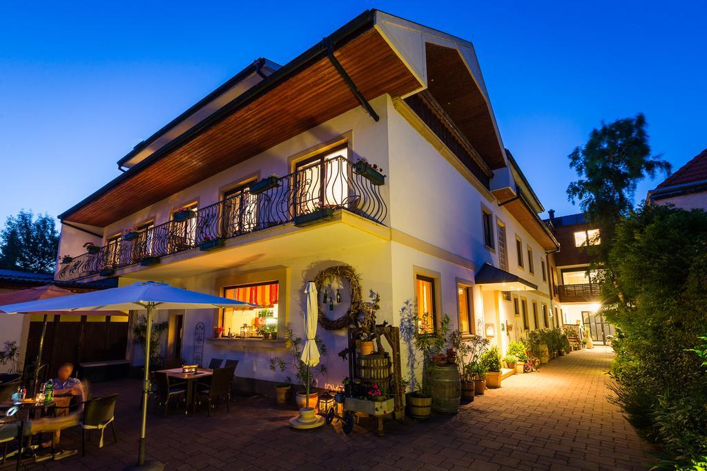 Pension Julia & Haus Elisabeth - Wallner'S Hofheuriger & Weinhof Mörbisch am See Dış mekan fotoğraf